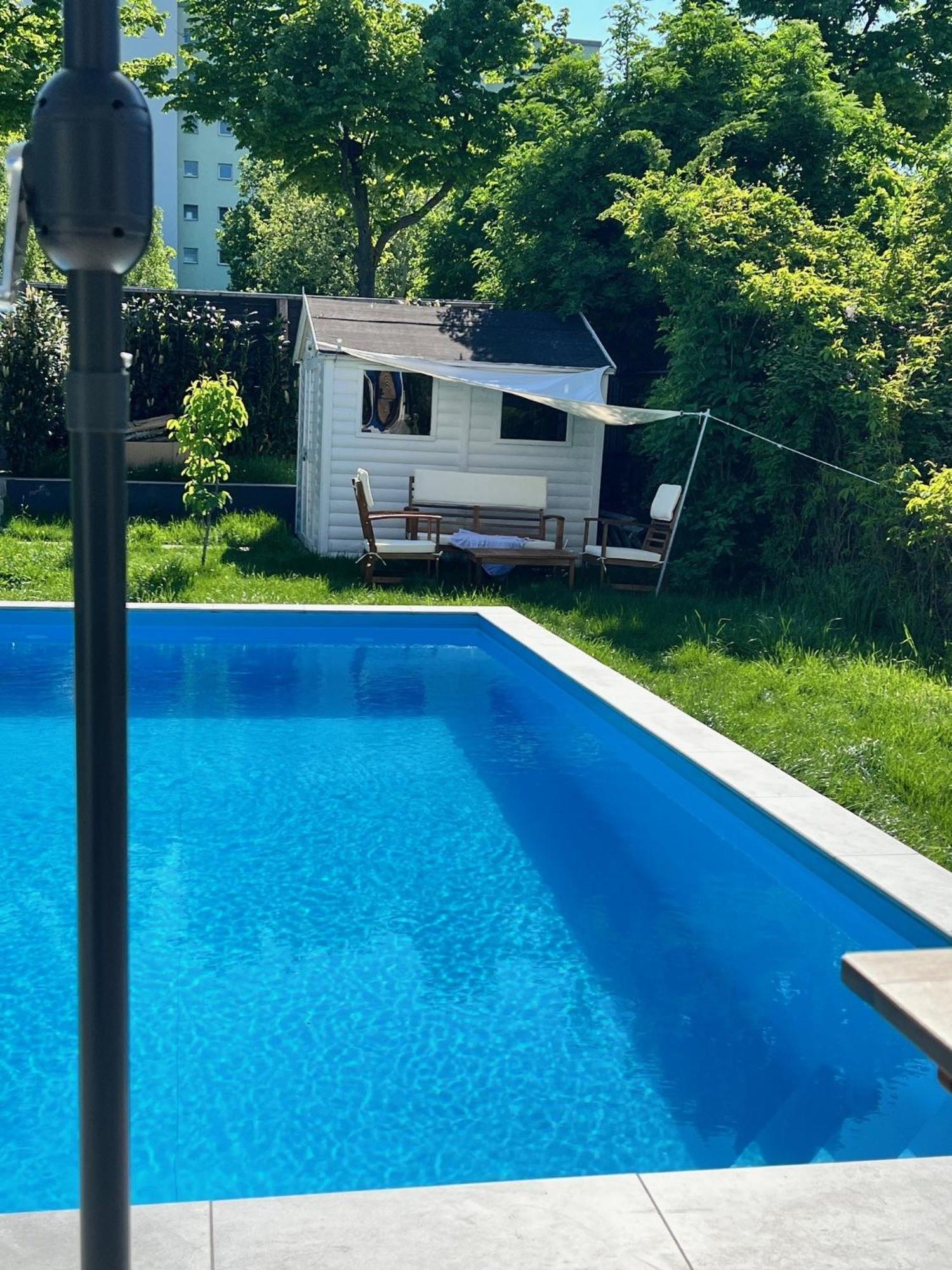 Jaeger Mit Pool In Pousada *